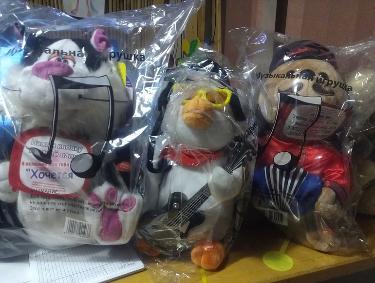 Нереально прикольный подарок, музыкальная, поющая игрушка (они открывают рты и двигаются в такт песн