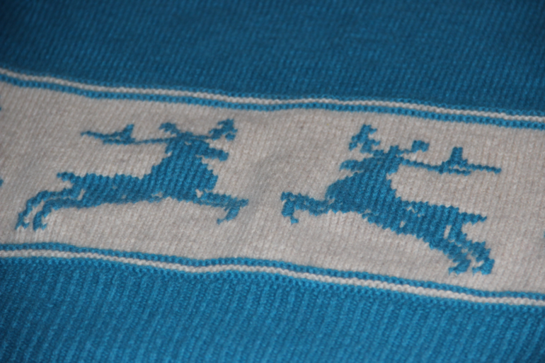 Свитерок с оленями