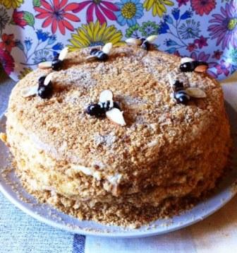 Пчелы очень любят медОВИК ))