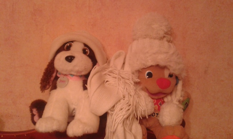 отдам даром две шапки и шарф. Метро Савеловская.