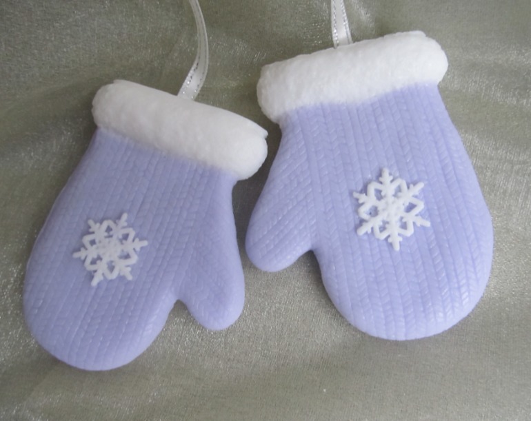 Варежки. Теплые. На веревочке