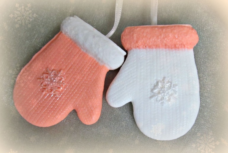 Теплые мыльные варежки. На веревочке.