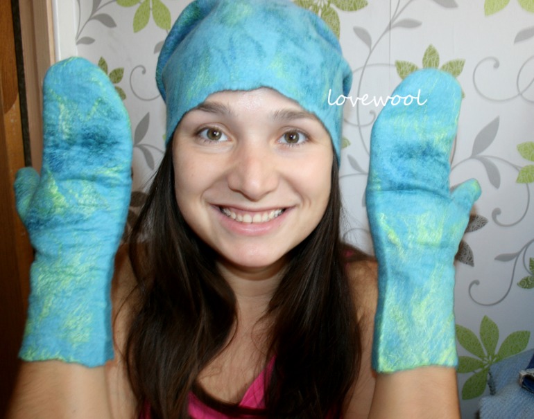 валяный комплект 2 - шапочка и варежки