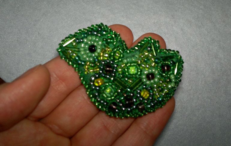 Птичка брошь из бисера и фетра.