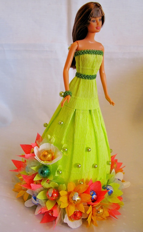 первая кукла в бумажном платье