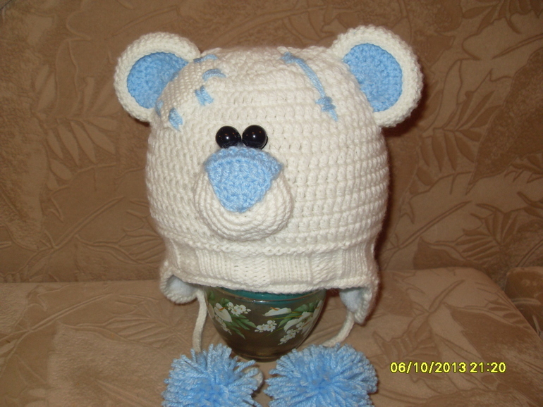 По просьбе Татьяны к шапочке связались еще шарфик и рукавички