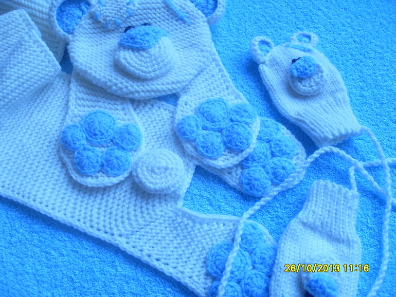 По просьбе Татьяны к шапочке связались еще шарфик и рукавички