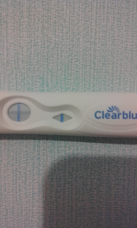 Струйный тест положительный. Clearblue тест показал призрак. Струйный тест Эвелекс. Тест Clearblue чувствительность в ХГЧ. Тест клиаблу с квадратным окошком.