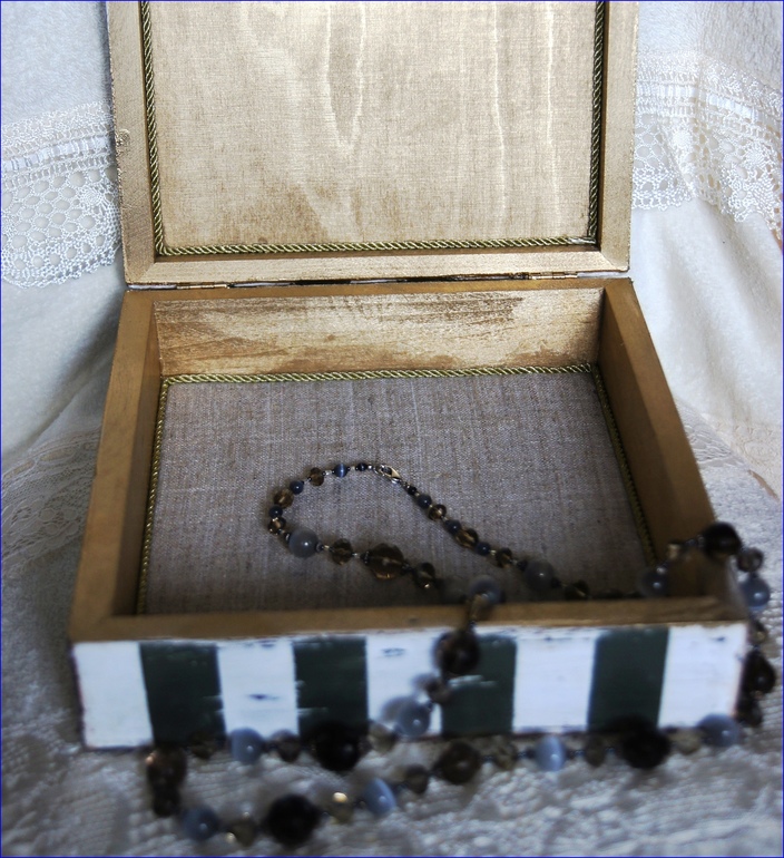 Шкатулка и игрушки на ёлку.