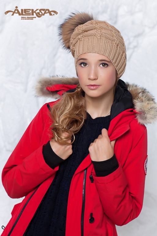 ШАПОЧКИ с натуральными меховыми помпонами женские и детские! ПРЯЖА ИТАЛИЯ!