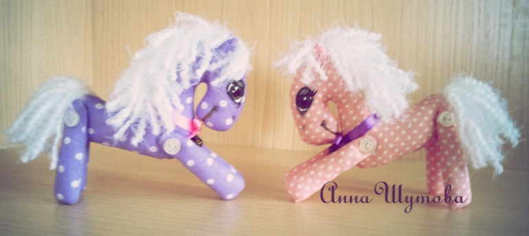 Белогривые лошадки)))