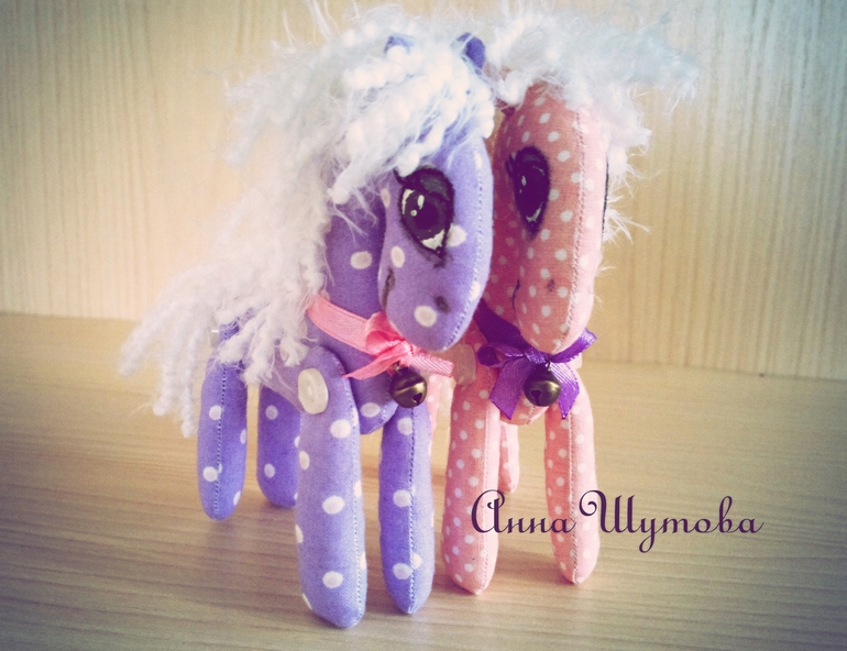 Белогривые лошадки)))