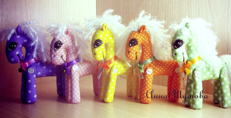 Белогривые лошадки)))