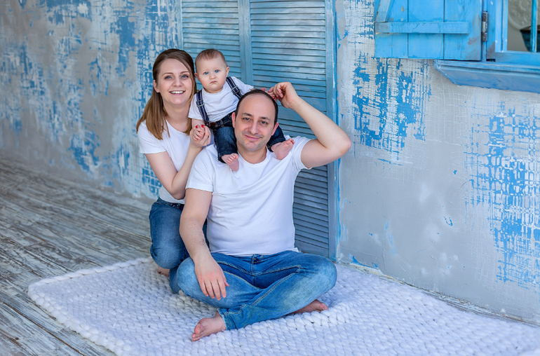 Фотосессия в белых футболках и джинсах семейная. Джинсовая фотосессия семейная. Фотосессия в белых майках семейная. Фотосессия джинсы и белая футболка семья