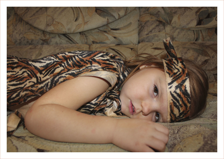 Девочка в шкуре тигра ))