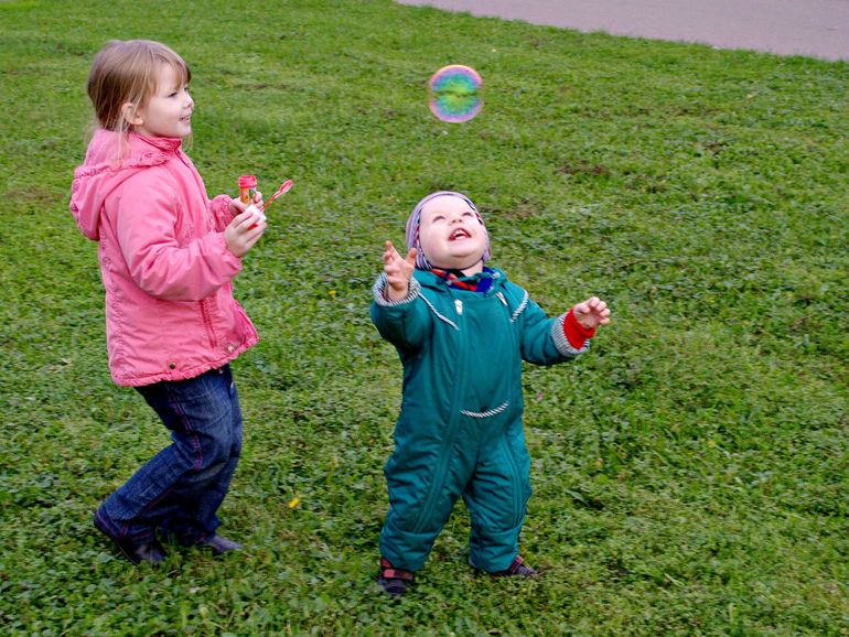 " Мыльные пузыри и осенью любимая забава "