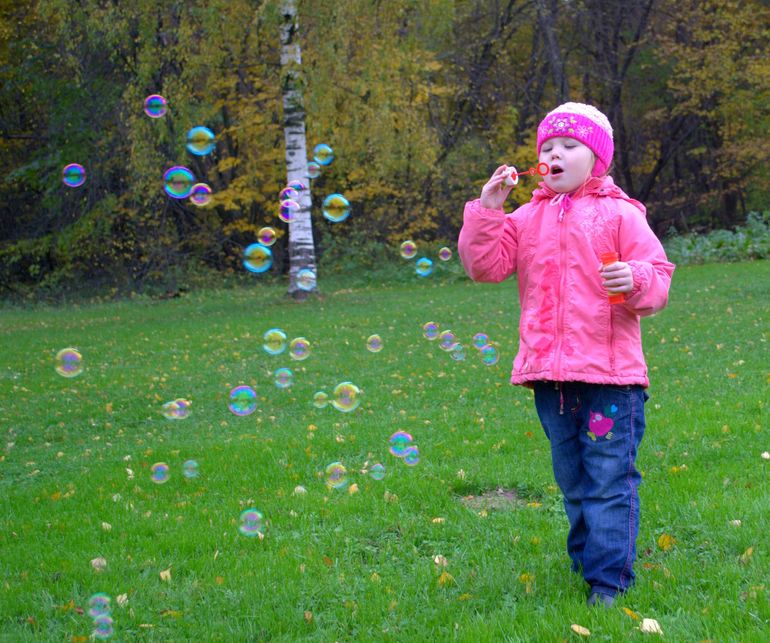 " Мыльные пузыри и осенью любимая забава "
