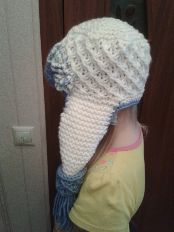 Шапка - ушанка и варежки-ёжики.