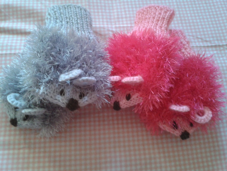 Шапка - ушанка и варежки-ёжики.