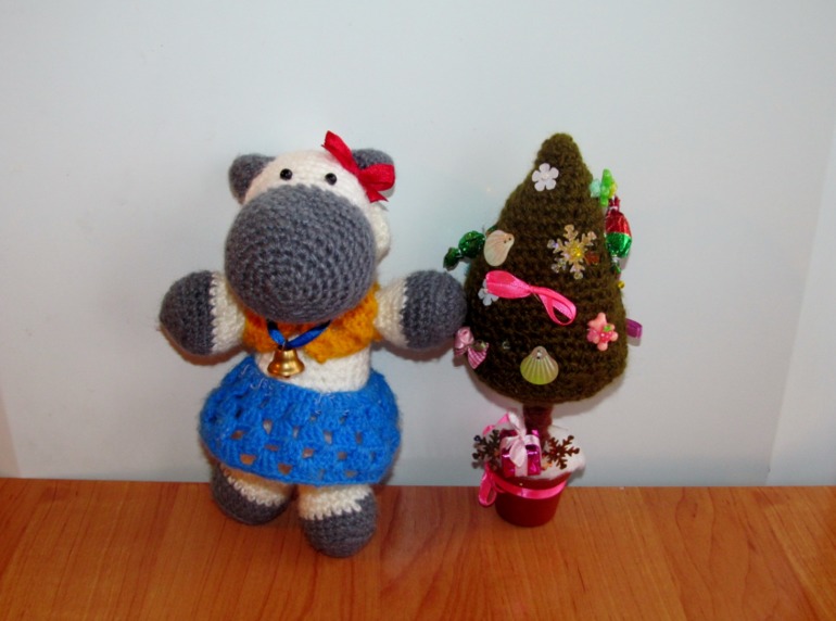 Вот такие милые игрушки вяжет моя 12 -ти летняя дочка!!!