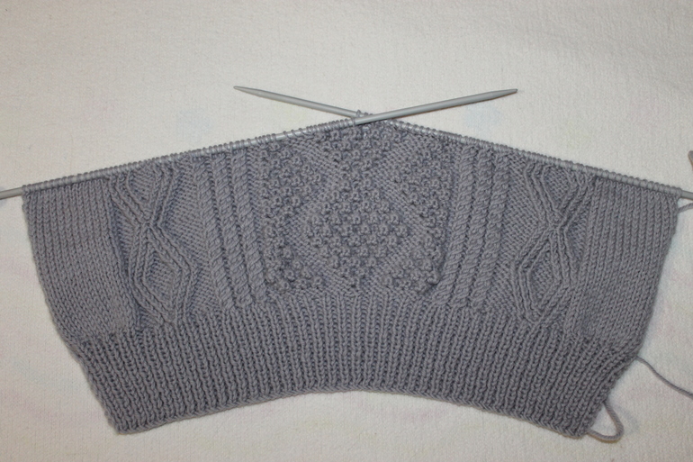 Пуловер с ромбами