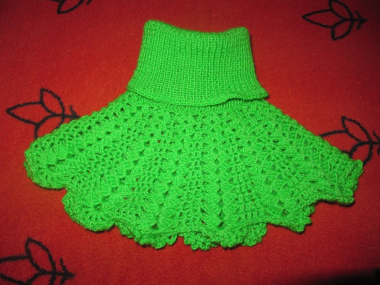 Связала для младшенькой дочки манишку