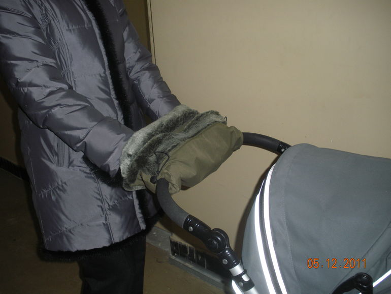 Меховая муфточка для рук на коляску