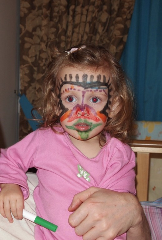 Любитнльница порисовать (на себе (фото))