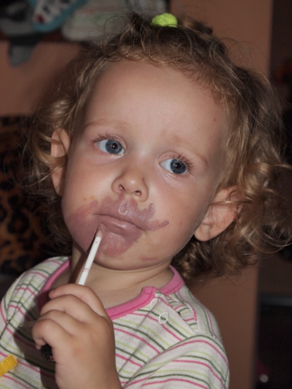 Любитнльница порисовать (на себе (фото))