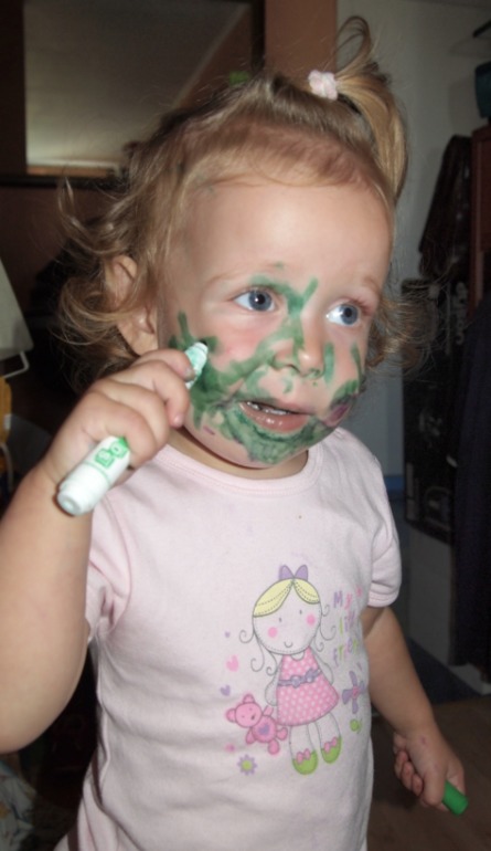 Любитнльница порисовать (на себе (фото))