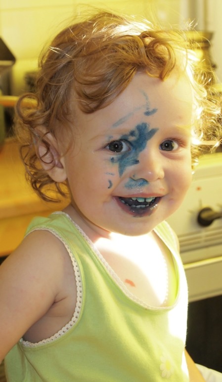 Любитнльница порисовать (на себе (фото))