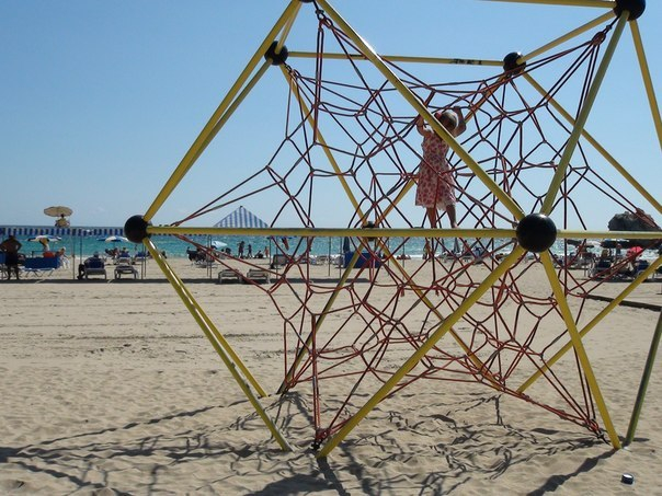 Детская площадка на пляже Кала Финестрат