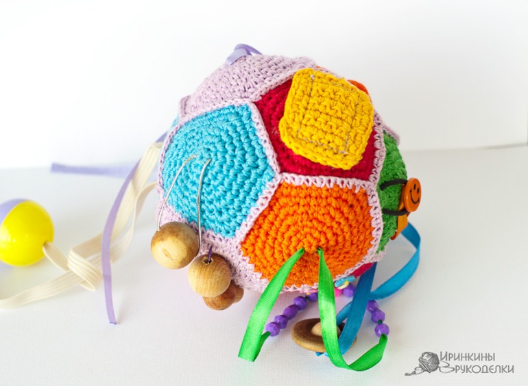 Вязанный шар развивайка