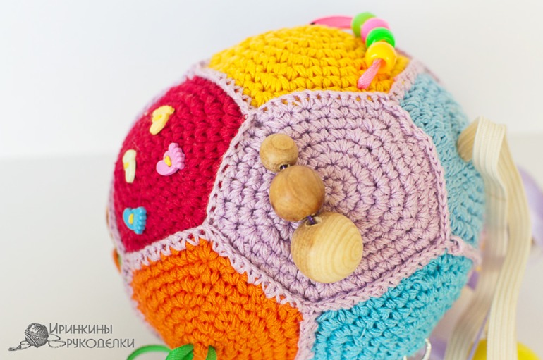 Вязанный шар развивайка