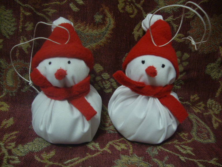 Снеговички на елку