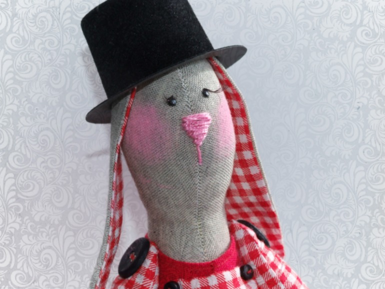 Зайка в красном :)