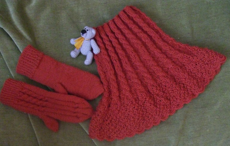 Манишка и варежки