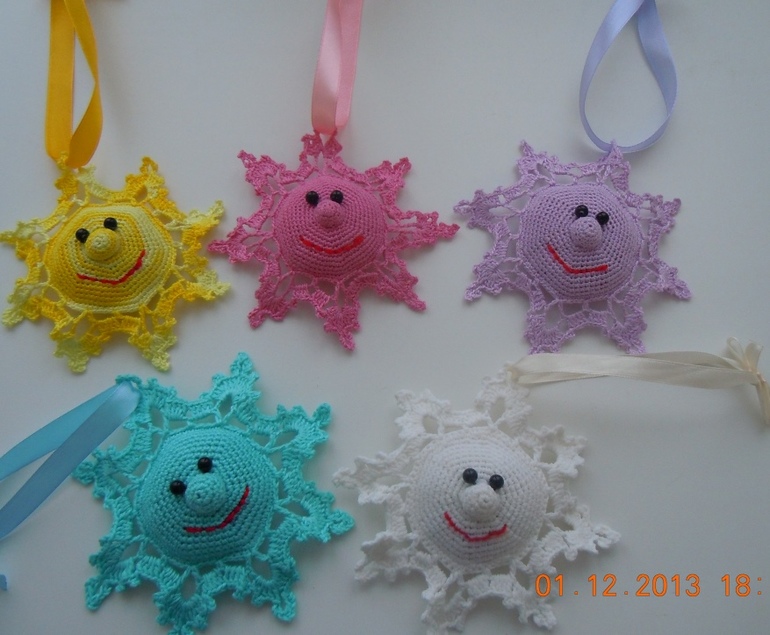 Разноцветные снежинки на елку