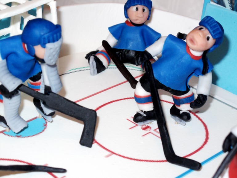 В хоккей играют настоящие...