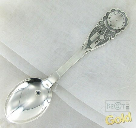 Гравировка на серебряной ложке.