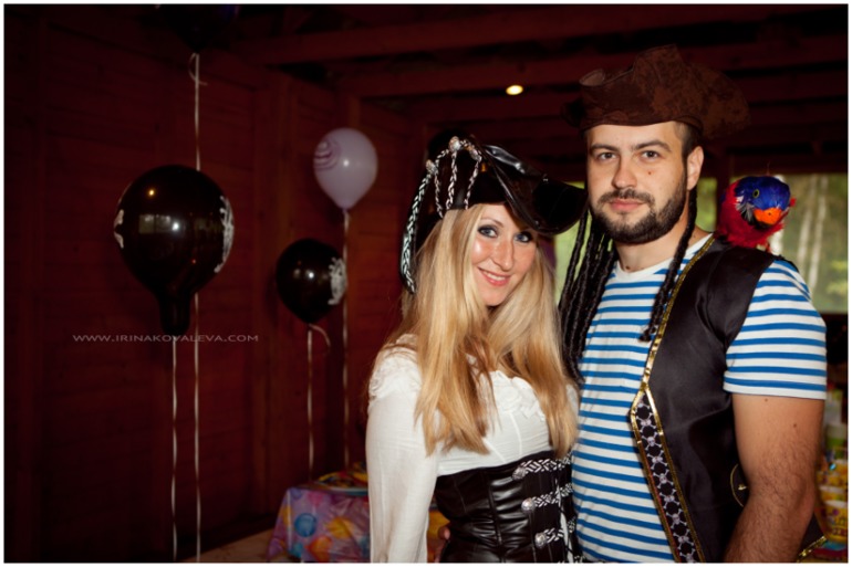 Продаю костюмы пирата с попугаем и пиратки