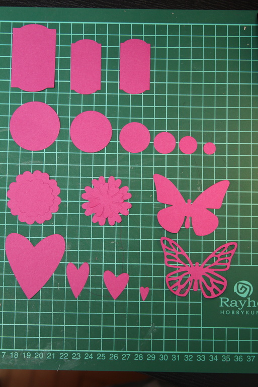 Пуговицы, салфетки, дырокольные вырубки, ленты, кружево,заготовка для открытки.