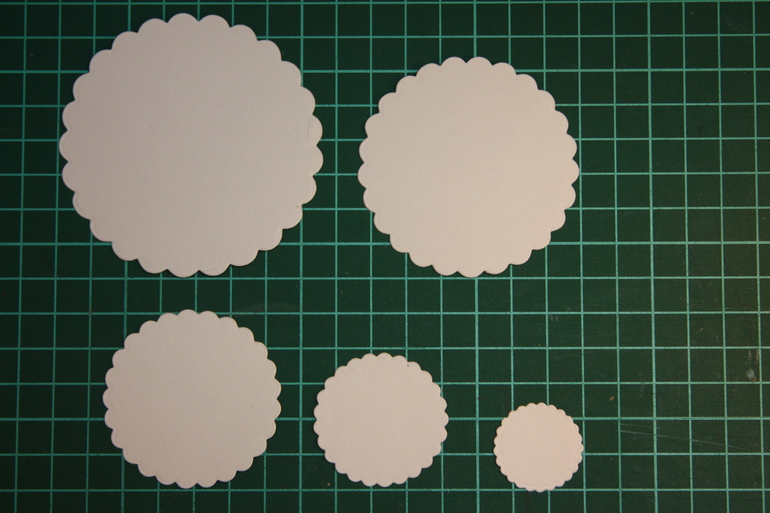 Пуговицы, салфетки, дырокольные вырубки, ленты, кружево,заготовка для открытки.