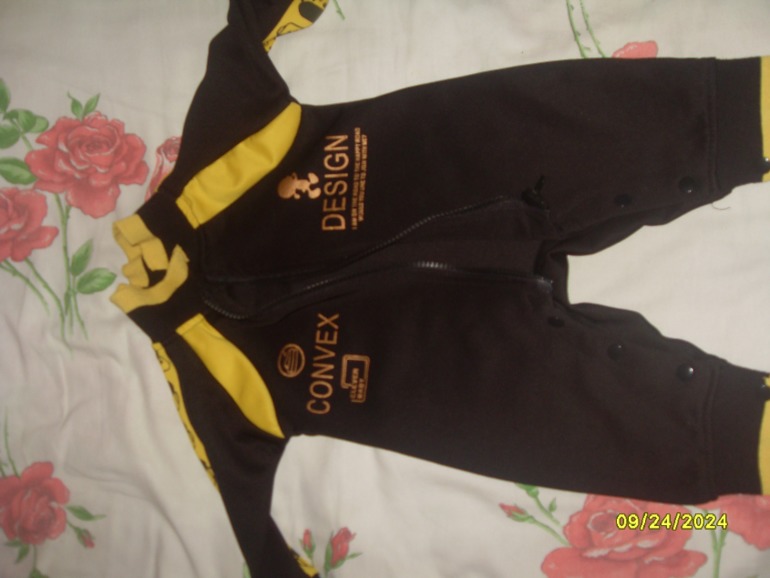 Продам срочно пакет вещей для двойни девочек от 6 мес. до 1,5 лет.