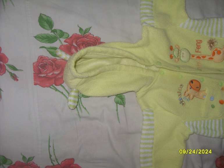 Продам срочно пакет вещей для двойни девочек от 6 мес. до 1,5 лет.