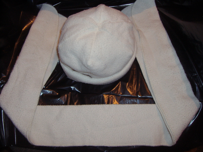 Шапки, варежки, перчатки, новые и б\у обменяю. м. Царицыно, Тверская и по договоренности. Почте нет!