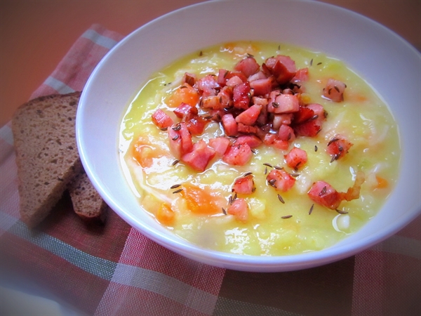 Густой картофельный суп с квашеной капустой и беконом