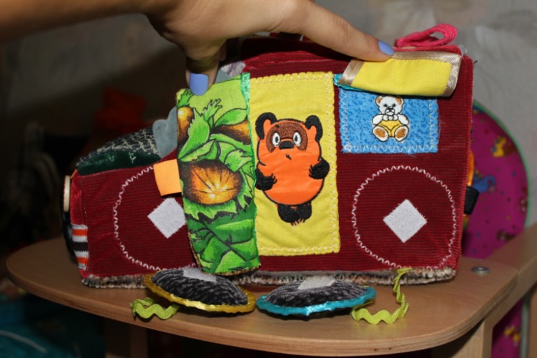 Развивающая машинка с застежками