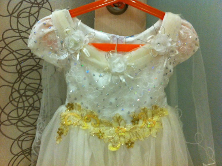 Нарядное платье 104-110 см 400 руб