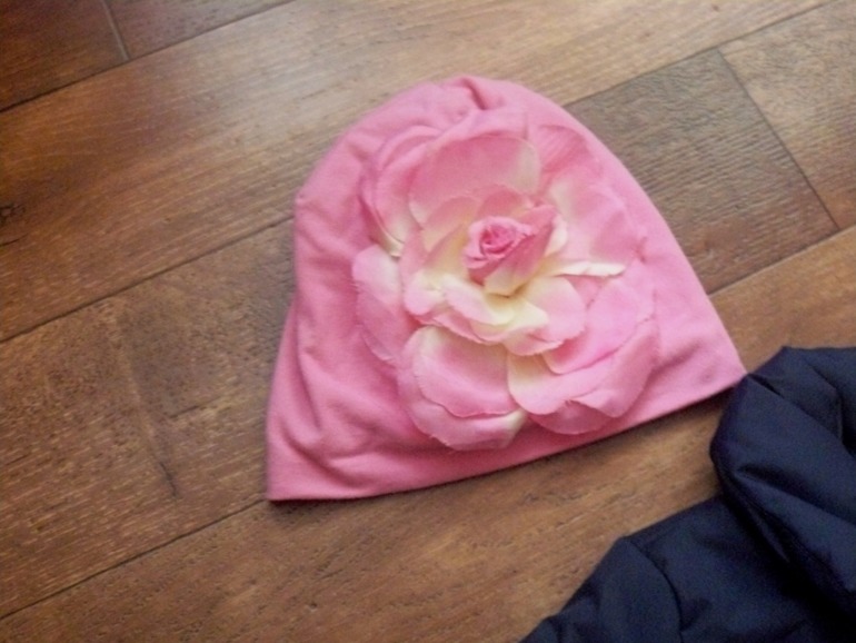 Пальто осеннее р 98 +3 шапочки в подарок Цена 1000!!! Почта за мой счет!!!